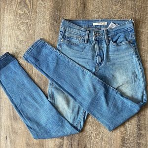 Levi Slimming Skinny Jeans